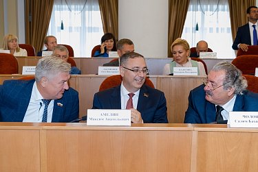 Соцподдержка, выборы, такси… Депутаты внесли изменения в областные законы